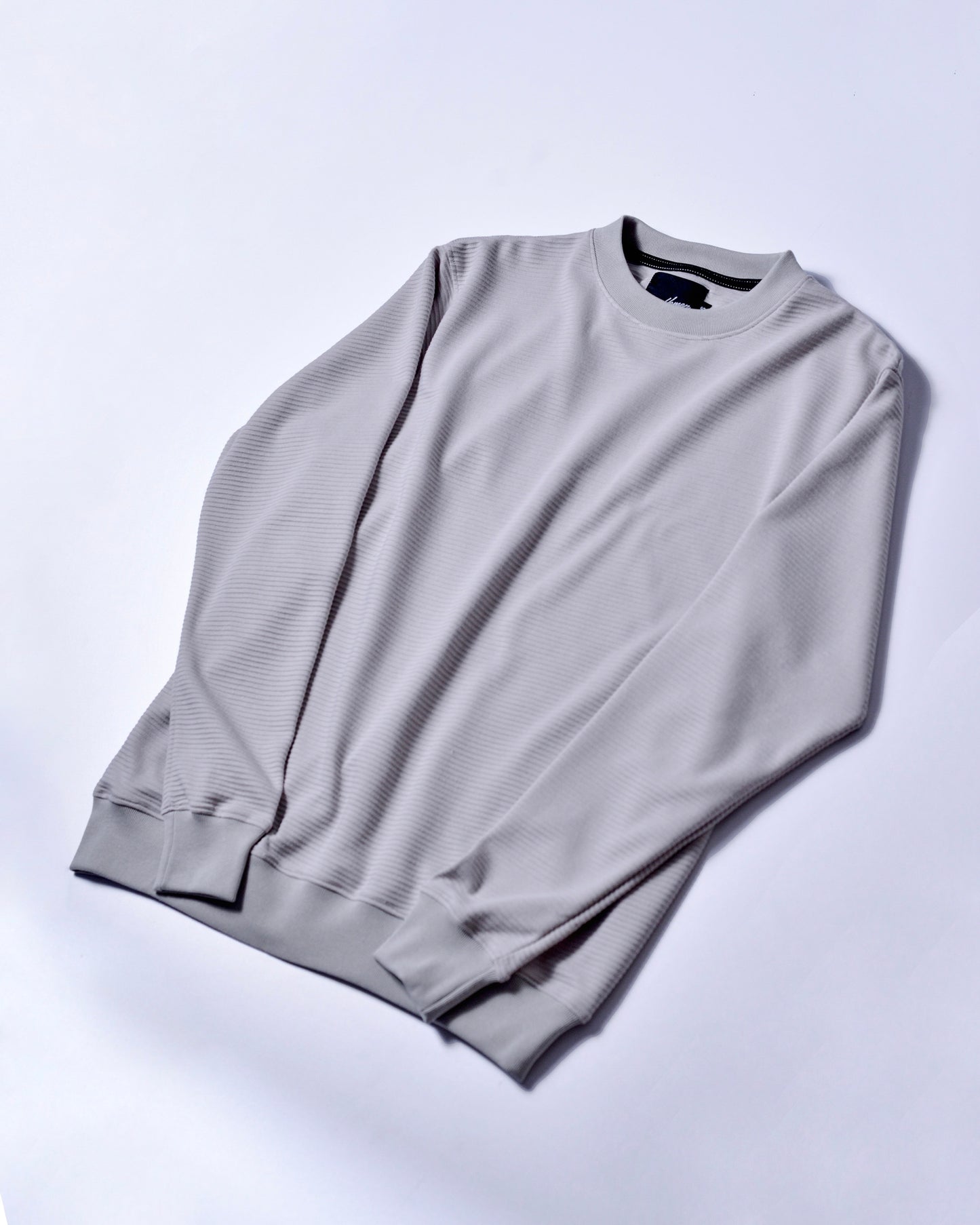 CAMIBUSO TEXTURIZADO DE RAYAS COLOR GRIS