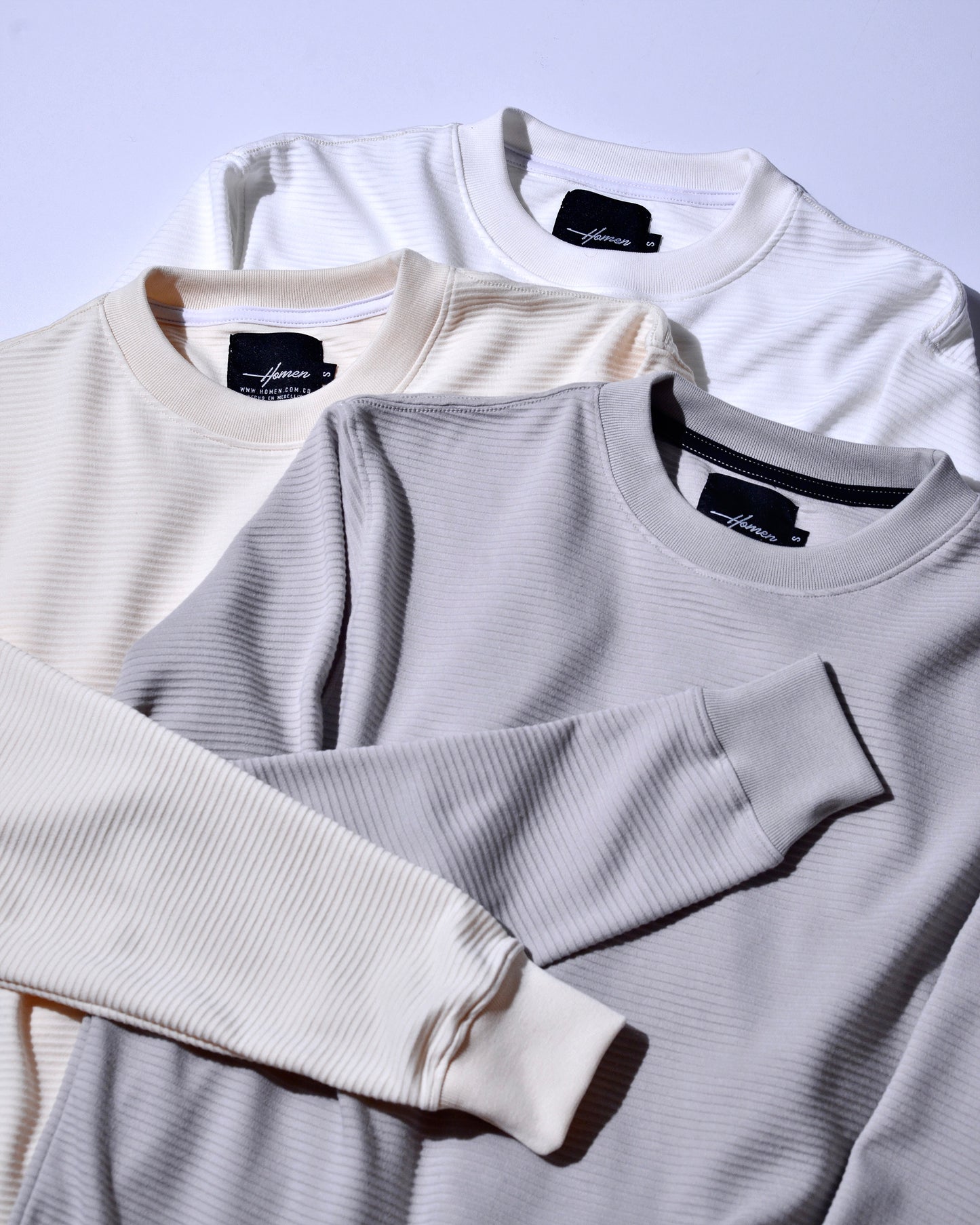 CAMIBUSO TEXTURIZADO DE RAYAS COLOR BLANCO HUESO