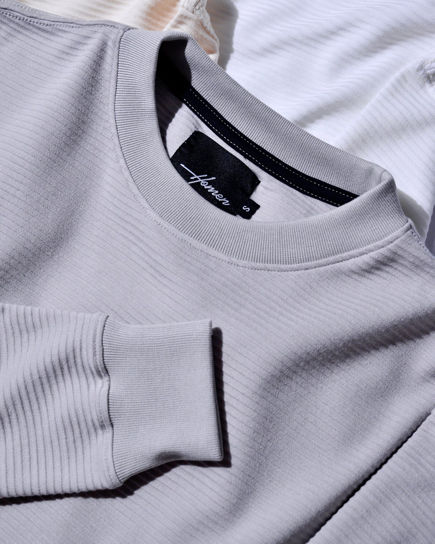 CAMIBUSO TEXTURIZADO DE RAYAS COLOR GRIS